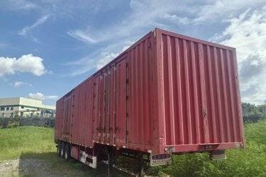 二手13.75米x2.55米 3轴 厢式半挂车