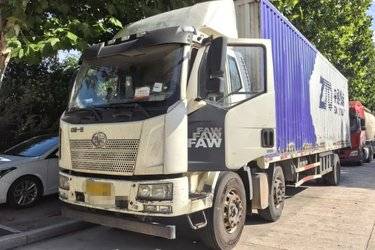 二手一汽解放 新J6P重卡 320马力 6X2 9.6米厢式载货车(国六) 前四后四 锡柴二手载货车 黄牌图片