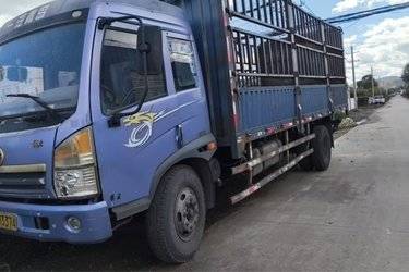 二手青岛解放 赛龙中卡 140马力 4X2 6.8米排半栏板载货车(SCR)(国四) 单桥 大柴二手载货车 黄牌