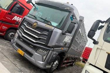二手中国重汽 HOWO MAX 290马力 4X2 6.75米仓栅式载货车(国六) 单桥 曼二手载货车 黄牌图片