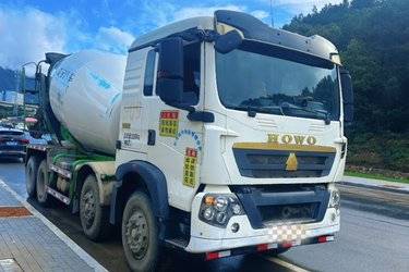 二手中国重汽 HOWO T5G 340马力 8X4 7.73方混凝土搅拌车(国五) 前四后八 曼二手搅拌车图片