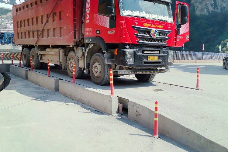 二手上汽红岩 520马力 自卸车