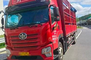 二手青岛解放 JK6中卡 300马力 4X2 6.8米仓栅式载货车(国六) 单桥 玉柴二手载货车 黄牌图片