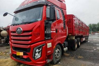 二手一汽解放 J6V重卡 精英版 北方款 530马力 6X4 LNG牵引车(国六) 双驱 锡柴二手牵引车 黄牌图片