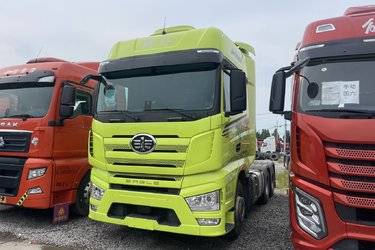二手一汽解放 J7重卡 560马力 6X4 AMT自动挡牵引车(国六)(一汽解放12挡)(带液缓)(国六) 双驱 锡柴二手牵引车 黄牌图片