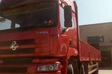 二手东风柳汽 乘龙M5 245马力 6X2 9.6米仓栅式载货车(国五) 前四后四 玉柴二手载货车 黄牌图片