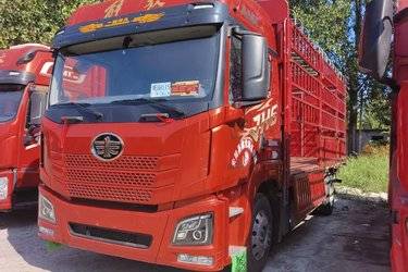 二手青岛解放 JH6重卡 320马力 4X2 6.75米厢式载货车(国六) 单桥 锡柴二手载货车 黄牌图片