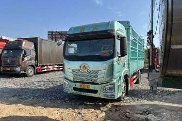 二手青岛解放 JH6 320马力 4X2 6.7米仓栅式载货车(国六) 单桥 锡柴二手载货车 黄牌