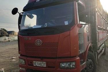 二手一汽解放 J6L中卡 240马力 6X2 6.8米仓栅式载货车(国五) 前四后四 大柴二手载货车 黄牌图片