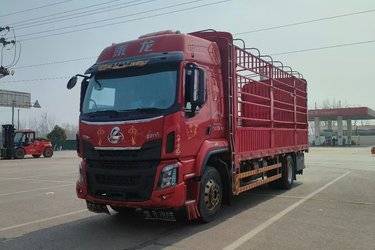 二手东风柳汽 乘龙H5中卡 260马力 4X2 6.8米仓栅式载货车(国六) 单桥 玉柴二手载货车 黄牌