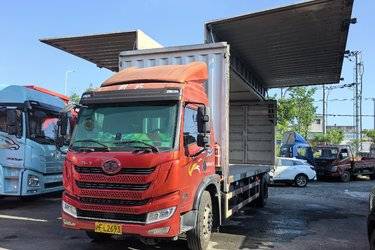 二手青岛解放 龙V中卡 220马力 4X2 7.6米厢式载货车(国五) 单桥 大柴二手载货车 黄牌图片