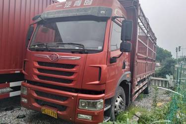 二手青岛解放 龙VH中卡 220马力 6X2 6.7米仓栅式载货车(国五) 前四后四 锡柴二手载货车 黄牌