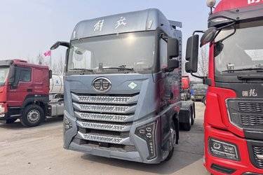 青岛解放 鹰途 商务舱 14.5L LNG 630马力 6X4 一汽解放12档 AMT自动档牵引车(国六) 双驱 锡柴二手牵引车 黄牌