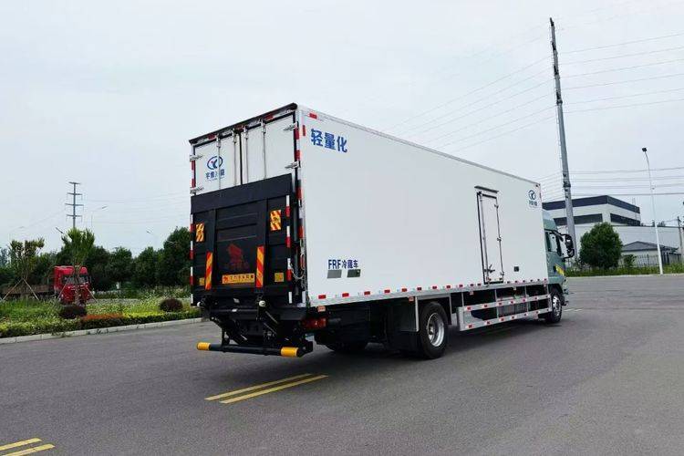 重汽汕德卡 330马力 专用车