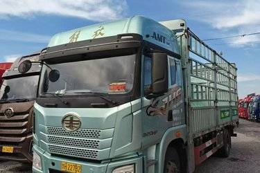 二手青岛解放 JH6 320马力 4X2 6.7米仓栅式载货车(国六) 单桥 锡柴二手载货车 黄牌图片