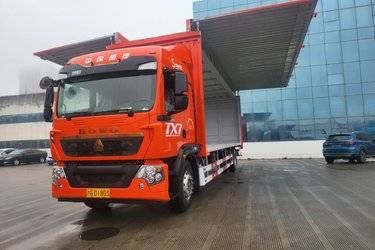 二手中国重汽 HOWO TX 290马力 4X2 9.6米翼开启厢式载货车(国六) 单桥 曼二手载货车 黄牌图片
