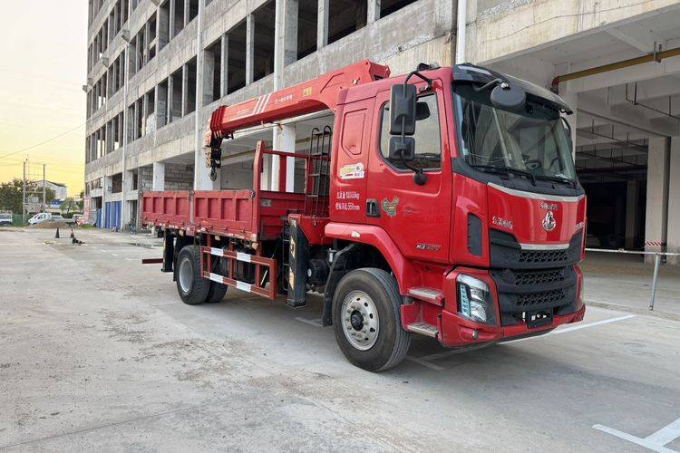 东风柳汽乘龙 200马力 专用车