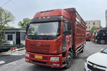 二手一汽解放 J6L中卡 220马力 4X2 6.75米仓栅式载货车(国五) 单桥 大柴二手载货车 黄牌