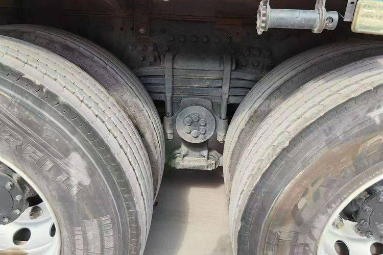 二手青岛解放 580马力 载货车