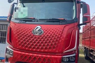 二手东风柳汽 乘龙H5中卡 290马力 4X2 6.8米仓栅式载货车(国六) 单桥 玉柴二手载货车 黄牌
