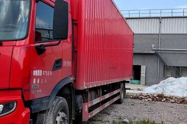 二手东风商用车 天锦KR 舒适版 245马力 4X2 9.8米厢式载货车(国六)(高顶双卧)(国六) 单桥 东风康明斯二手载货车 黄牌图片