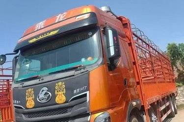 二手东风柳汽 乘龙H7重卡 400马力 8X4 9.4米仓栅式载货车(国五) 前四后八 潍柴二手载货车 黄牌