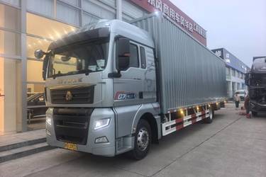 二手重汽汕德卡 SITRAK G7 7.4L柴油 330马力 4X2 中国重汽10档 AMT自动档 9.6米翼开启厢式载货车(国六) 单桥 曼二手载货车 黄牌图片