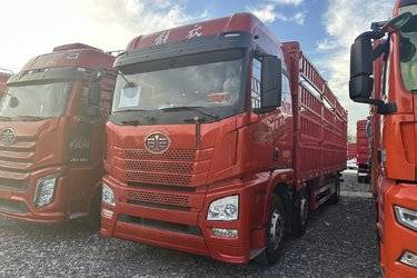 二手青岛解放 JH6重卡 领航版2.0 350马力 8X2 9.5米仓栅式载货车(国六) 前四后六 大柴二手载货车 黄牌图片