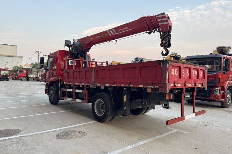 东风柳汽乘龙 200马力 专用车