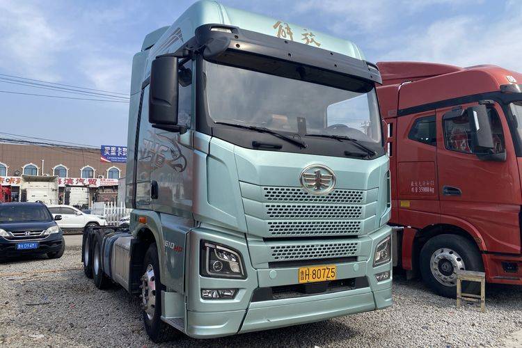 二手青岛解放 610马力 牵引车