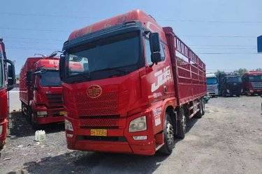 二手青岛解放 JH6重卡 350马力 8X4 9.4米仓栅式载货车(国五) 前四后八 锡柴二手载货车 黄牌
