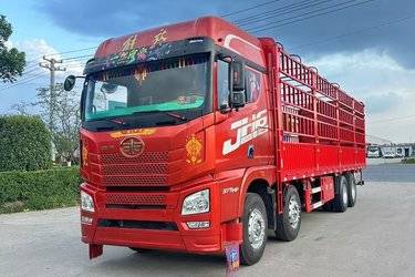 二手青岛解放 JH6重卡 375马力 8X4 9.5米仓栅式载货车(国五) 前四后八 潍柴二手载货车 黄牌