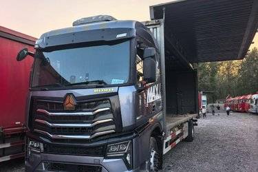二手中国重汽 HOWO MAX 290马力 4X2 9.6米厢式载货车(国六) 单桥 曼二手载货车 黄牌