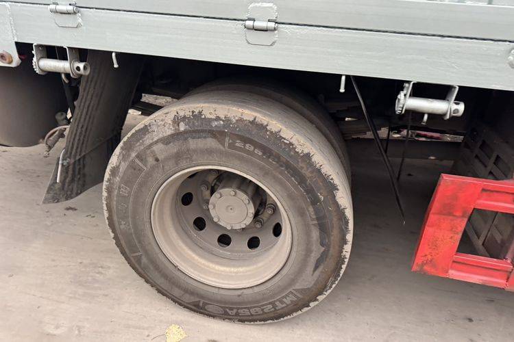 二手重汽汕德卡 350马力 载货车