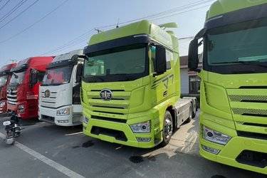 二手一汽解放 J7重卡 560马力 6X4 AMT自动挡牵引车(带液缓)(国六) 双驱 锡柴二手牵引车 黄牌图片