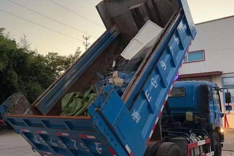 二手湖北大运 160马力 自卸车