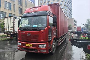 二手一汽解放 J6L重卡 240马力 4X2 9.7米厢式载货车(国五) 单桥 大柴二手载货车 黄牌图片