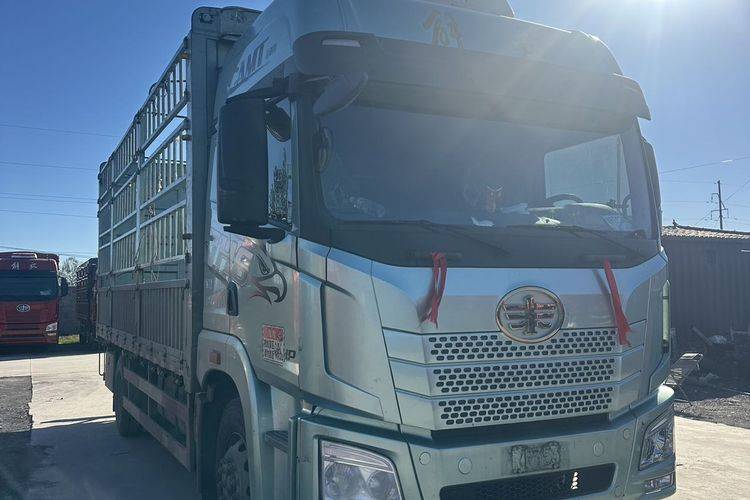 二手青岛解放 320马力 载货车