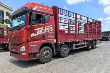 二手青岛解放 JH6重卡 460马力 8X4 9.5米仓栅式载货车(速比4.111)(国五) 前四后八 潍柴二手载货车 黄牌图片