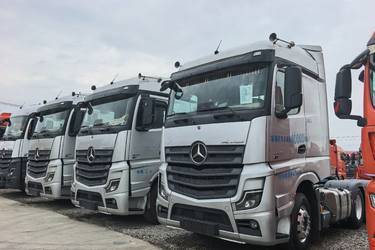 二手奔驰 Actros 重卡 星徽尊享版  530马力 6X4 自动挡牵引车(国六) 双驱 奔驰二手牵引车 黄牌图片
