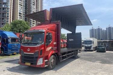 二手东风柳汽 新乘龙M3中卡 200马力 4X2 7.7米厢式载货车(国五) 单桥 东风康明斯二手载货车 黄牌