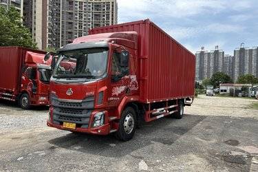 二手东风柳汽 新乘龙M3中卡 200马力 4X2 7.7米厢式载货车(国五) 单桥 东风康明斯二手载货车 黄牌图片