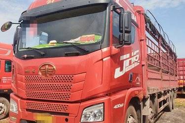 二手青岛解放 JH6重卡 400马力 8X4 9.5米仓栅式载货车(国五) 前四后八 潍柴二手载货车 黄牌
