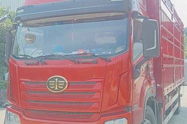 二手青岛解放 JK6中卡 290马力 4X2 6.75米AMT自动档仓栅式载货车(国六) 单桥 锡柴二手载货车 黄牌