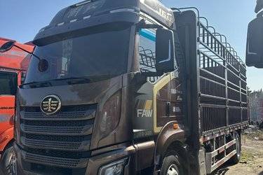 二手一汽解放 J6G 领航版 320马力 4X2 6.75米仓栅式载货车(国六) 单桥 锡柴二手载货车 黄牌图片