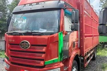 二手一汽解放 J6L中卡 尊享版 绿通 260马力 4X2 6.75米仓栅式载货车(国六) 单桥 大柴二手载货车 黄牌