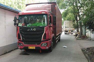 二手江淮 格尔发K5L中卡 180马力 4X2 7.8米厢式载货车(国五) 单桥 康明斯二手载货车 黄牌