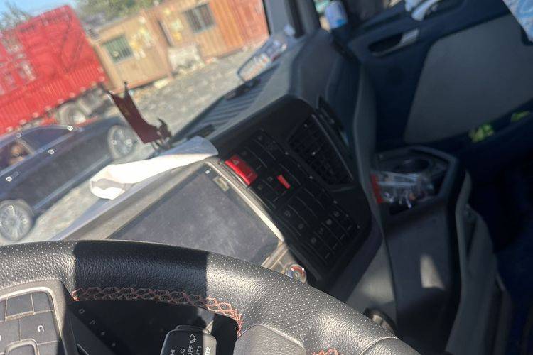 二手青岛解放 320马力 载货车
