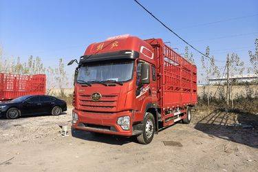 二手青岛解放 JK6中卡 270马力 4X2 6.8米AMT自动档仓栅式载货车(国六) 单桥 潍柴二手载货车 黄牌图片