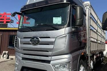 二手一汽解放 J7重卡 经典版 560马力 8X4 9.4米AMT自动档仓栅式载货车(国六) 前四后八 锡柴二手载货车 黄牌图片
